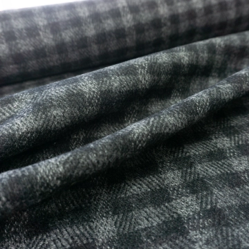 Шерсть черная в серую клетку