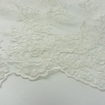 Кружево молочное на сетке вискозное с цветами