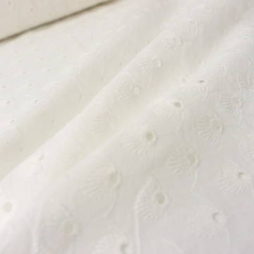 Хлопок с вышивкой с цветами клевера