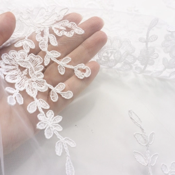 Вышивка на сетке белая с цветами