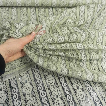 Кружево с полосами узоров зеленое