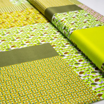 Вискоза сатин с абстрактным принтом зеленым